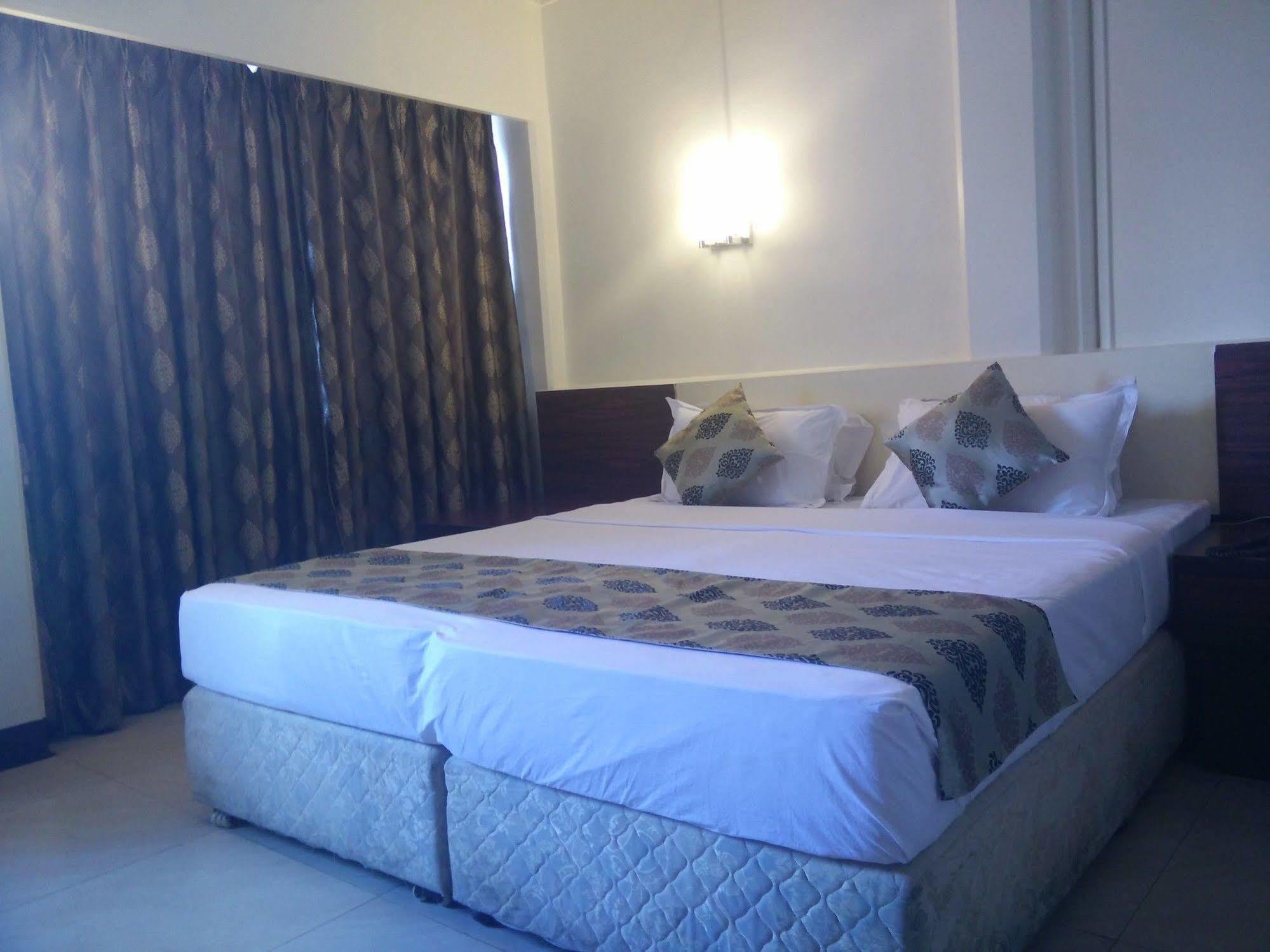 Strand Hotel, Colaba Bombaj Exteriér fotografie